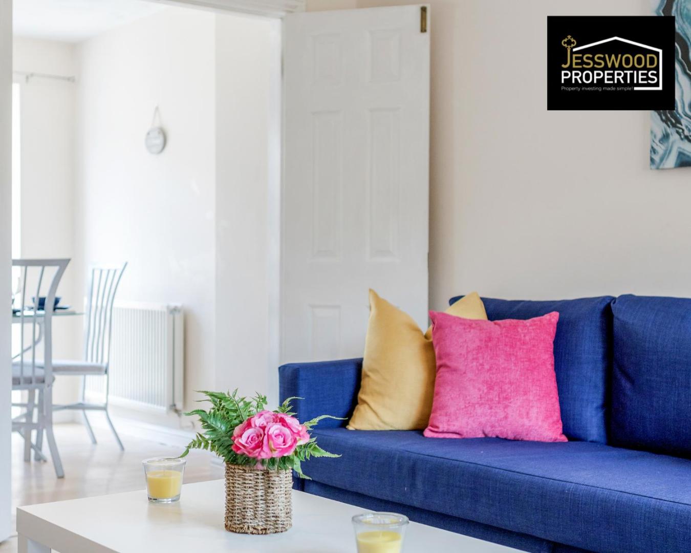 Foto 6: Spacious 3BR, 3BA House by Jesswood Properties Short Lets For Contractors, With Free Parking Near M1 & Luton Airport