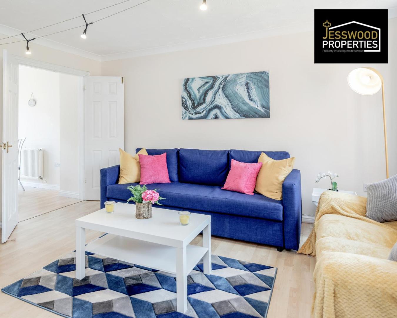 Foto 7: Spacious 3BR, 3BA House by Jesswood Properties Short Lets For Contractors, With Free Parking Near M1 & Luton Airport