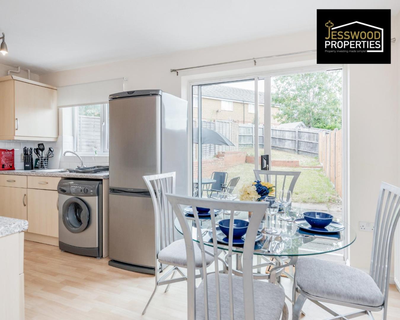 Foto 10: Spacious 3BR, 3BA House by Jesswood Properties Short Lets For Contractors, With Free Parking Near M1 & Luton Airport