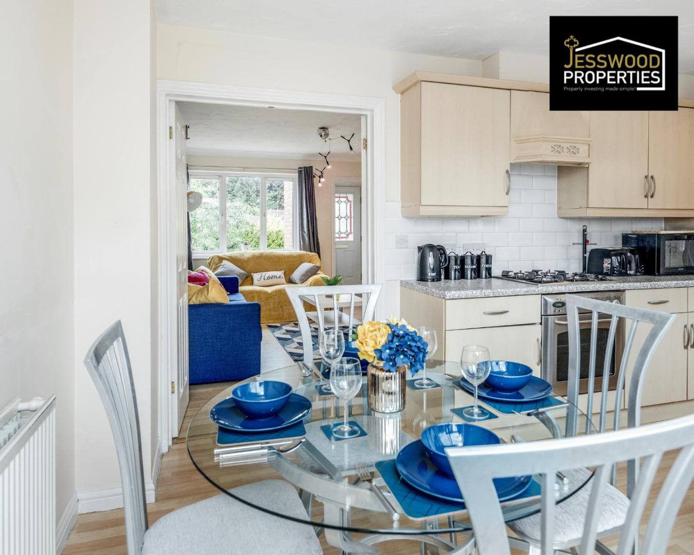 Foto 8: Spacious 3BR, 3BA House by Jesswood Properties Short Lets For Contractors, With Free Parking Near M1 & Luton Airport