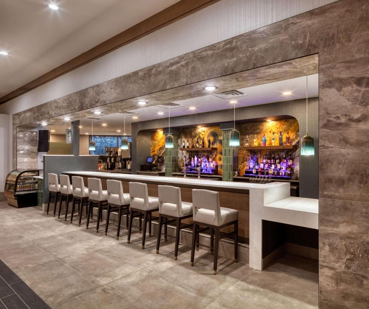 Фотография 3: DoubleTree by Hilton Tulsa - Warren Place