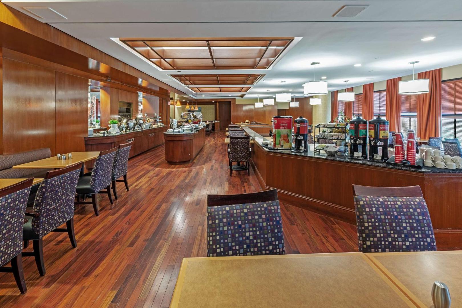 Фотография 5: DoubleTree by Hilton Tulsa - Warren Place