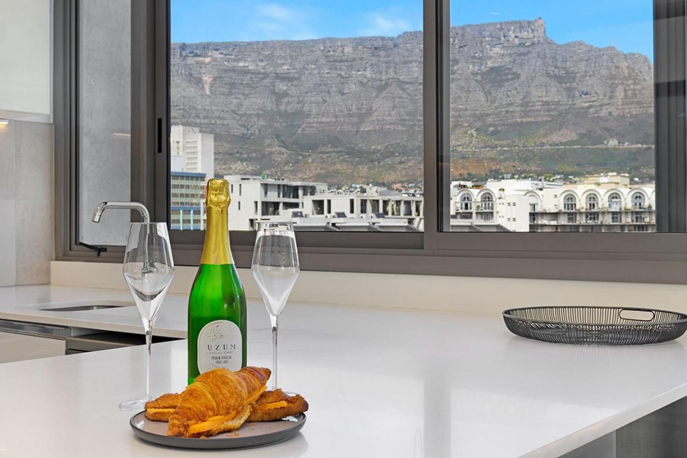 Bilde 3: 702 on Strand Cape Town - Panoramic Mountain Views