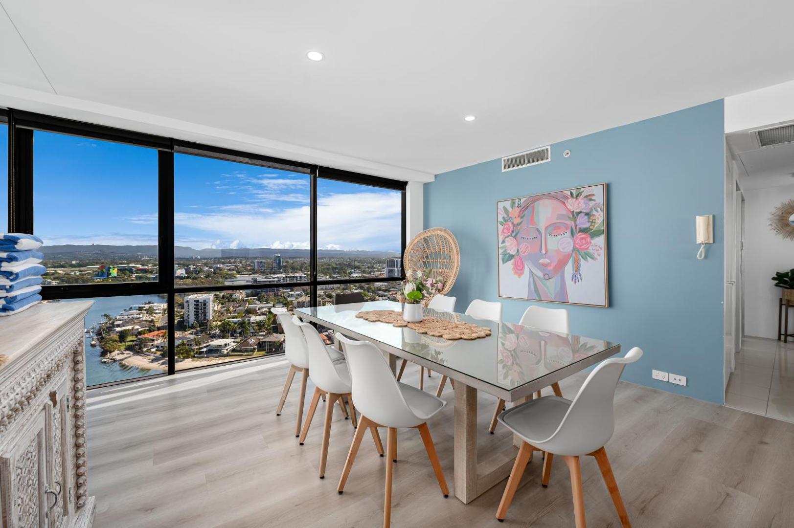 Kuva 9: Circle on Cavill Contemporary Luxury and Spacious Three Bedroom Apartment