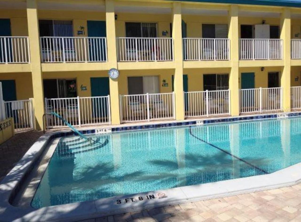 Foto 3: Malyn 107, Waterfront Condo, short walk to beach