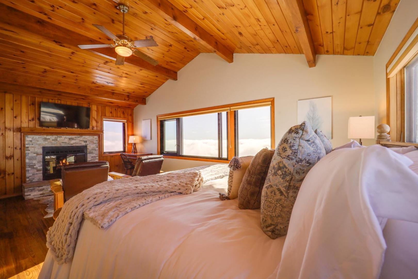 Foto 7: Views & Hot Tub! Beech Mtn 'Sky Barn Retreat'