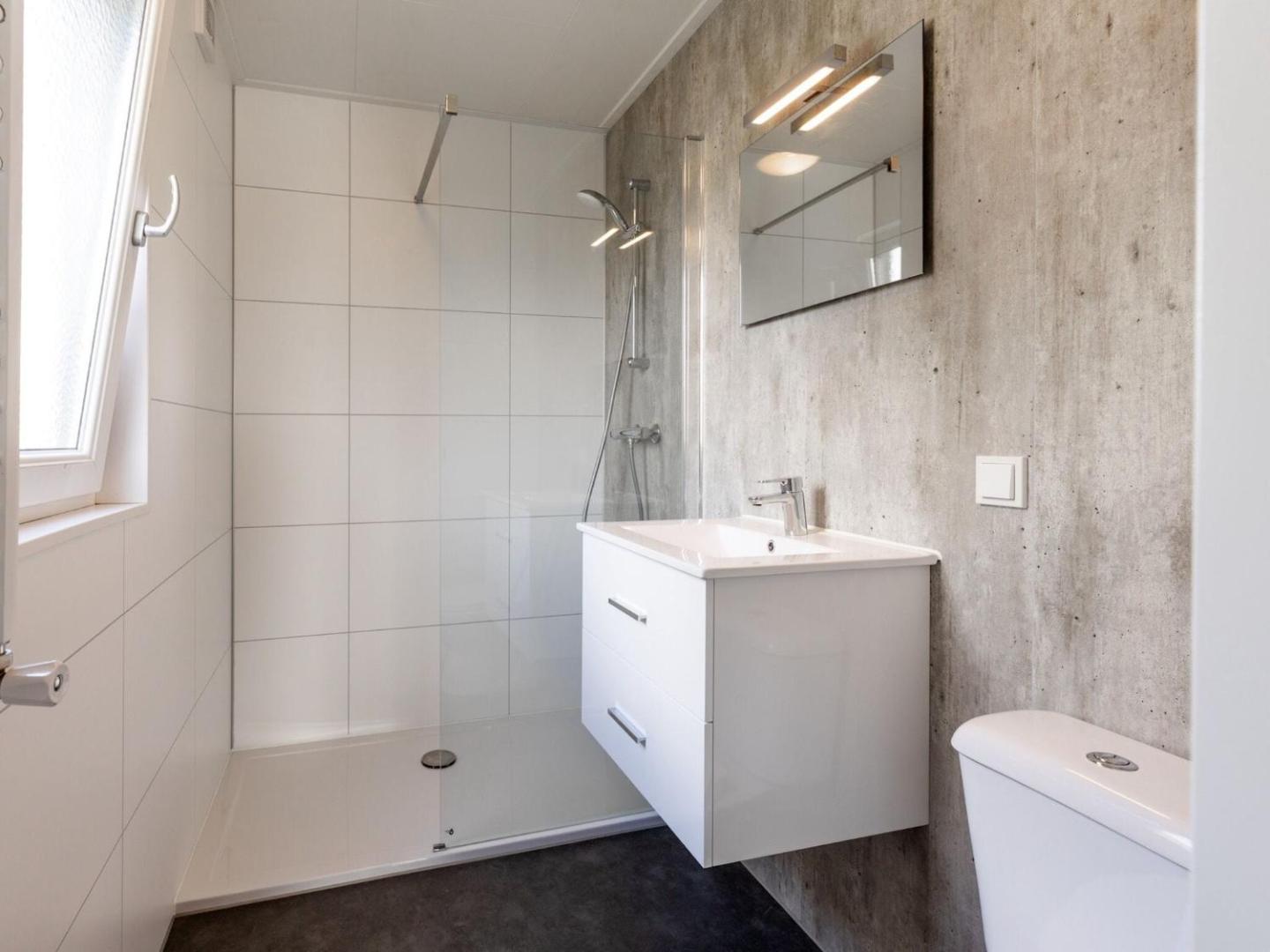 Fotografie 10: Chalet with Pond View in Gelderland