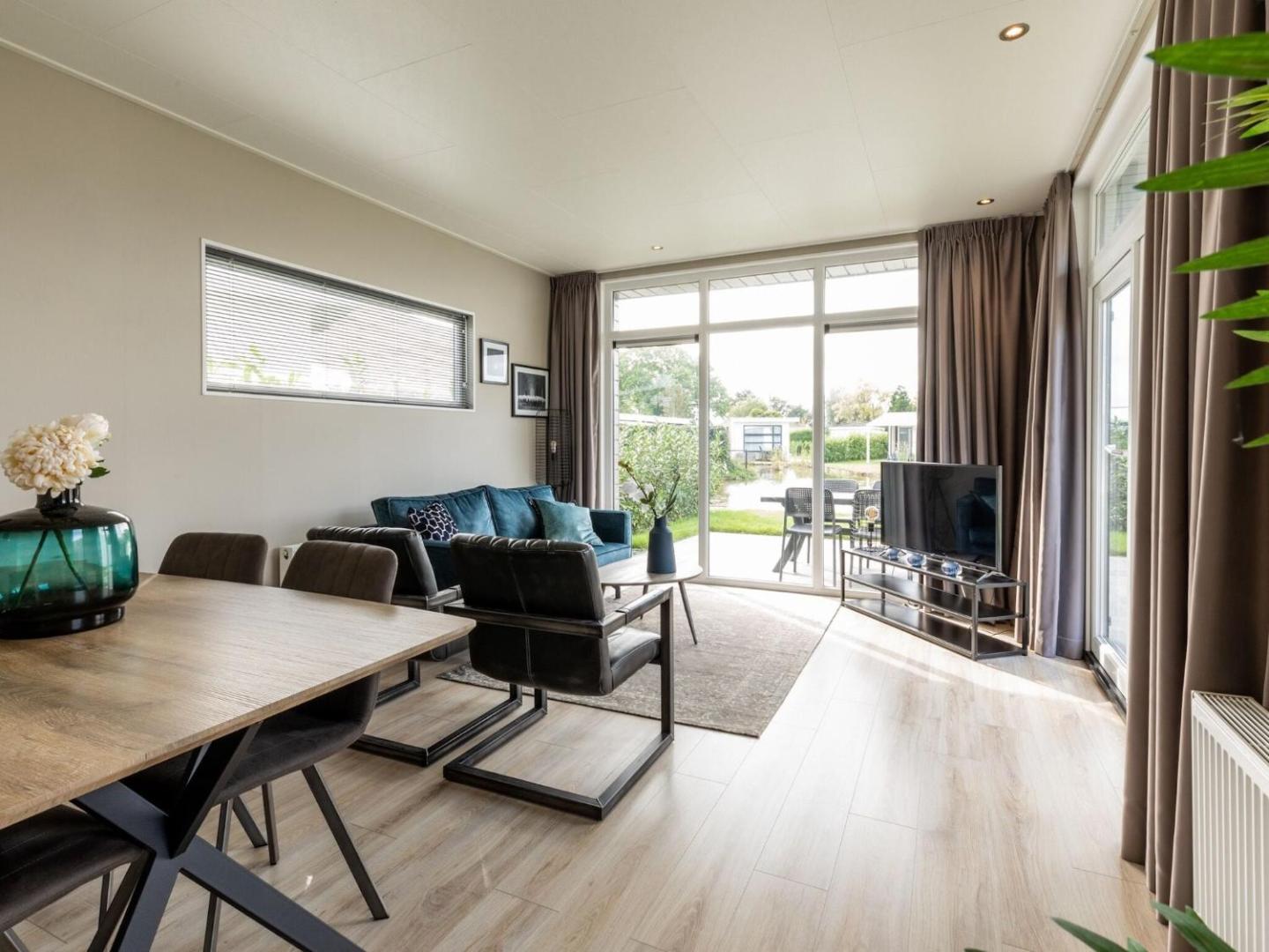 Fotografie 7: Chalet with Pond View in Gelderland