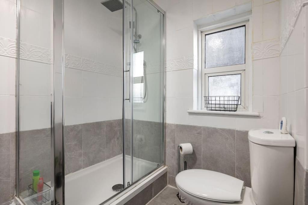 Foto 9: 2A - Bright & Airy 2 Bed Flat - 20 Mins to Central