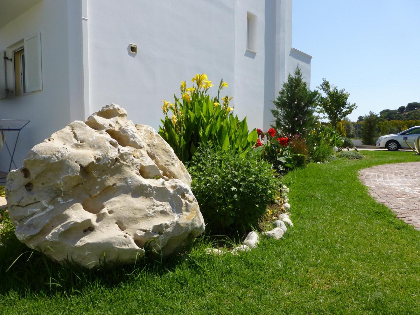 Photo 7 : Villa Sofia with garden, pool and lounge areas