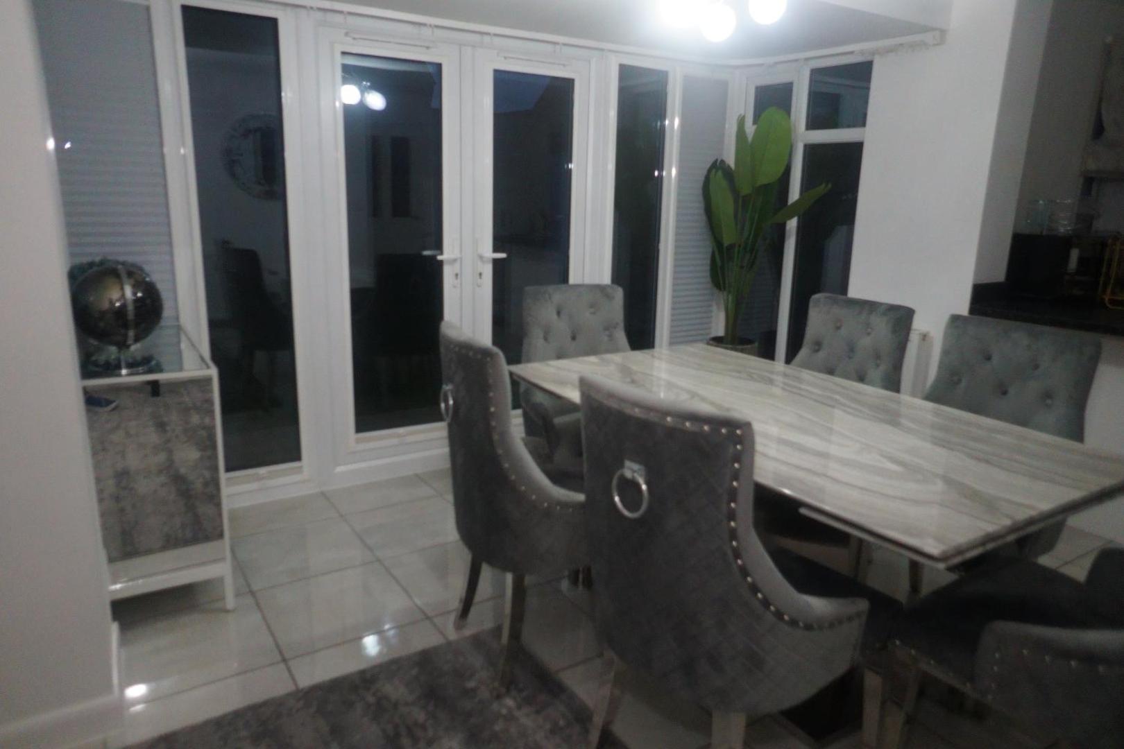 Foto 2: Nirvana - 4 Bedroom Luxury Home ideal for Holidays, Executives and Contractors