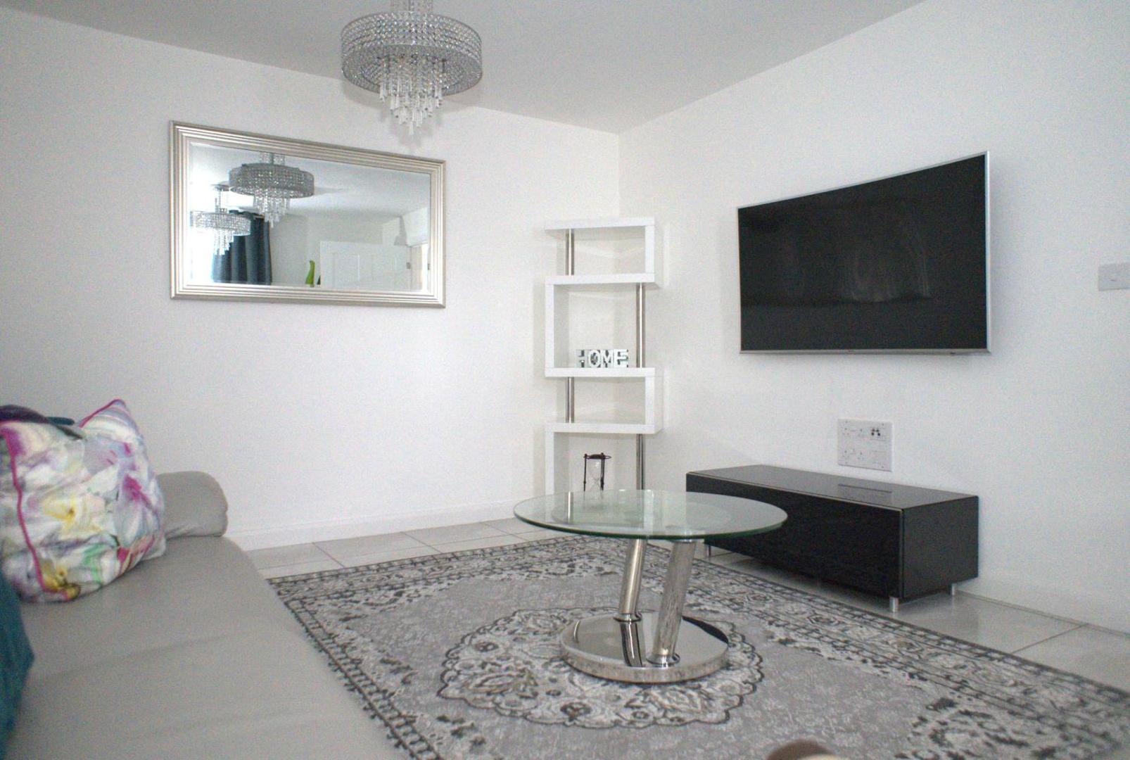 Foto 7: Nirvana - 4 Bedroom Luxury Home ideal for Holidays, Executives and Contractors