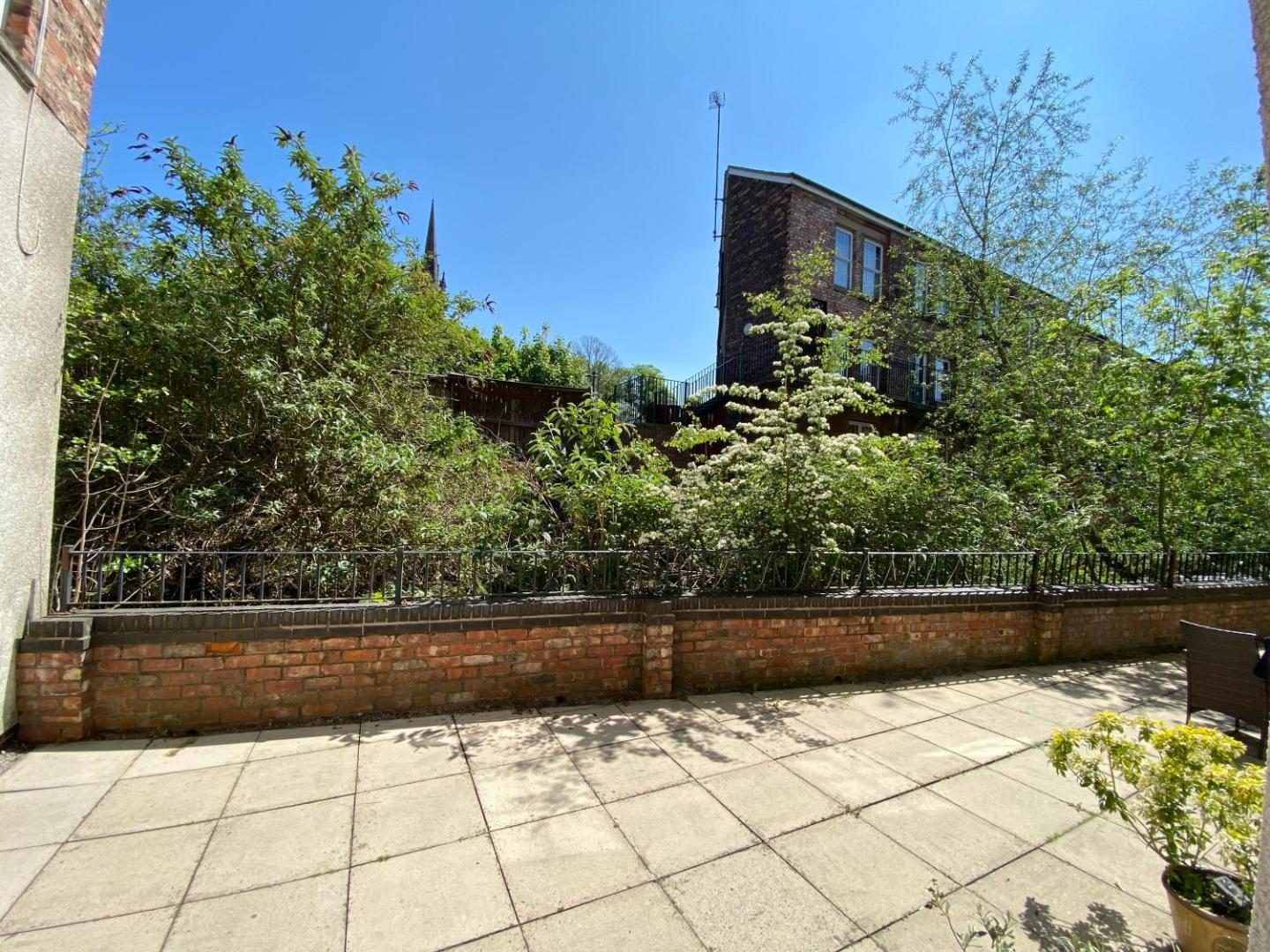 Фотография 10: Studio - Sleeps 2 - Pets - Terrace - Parking
