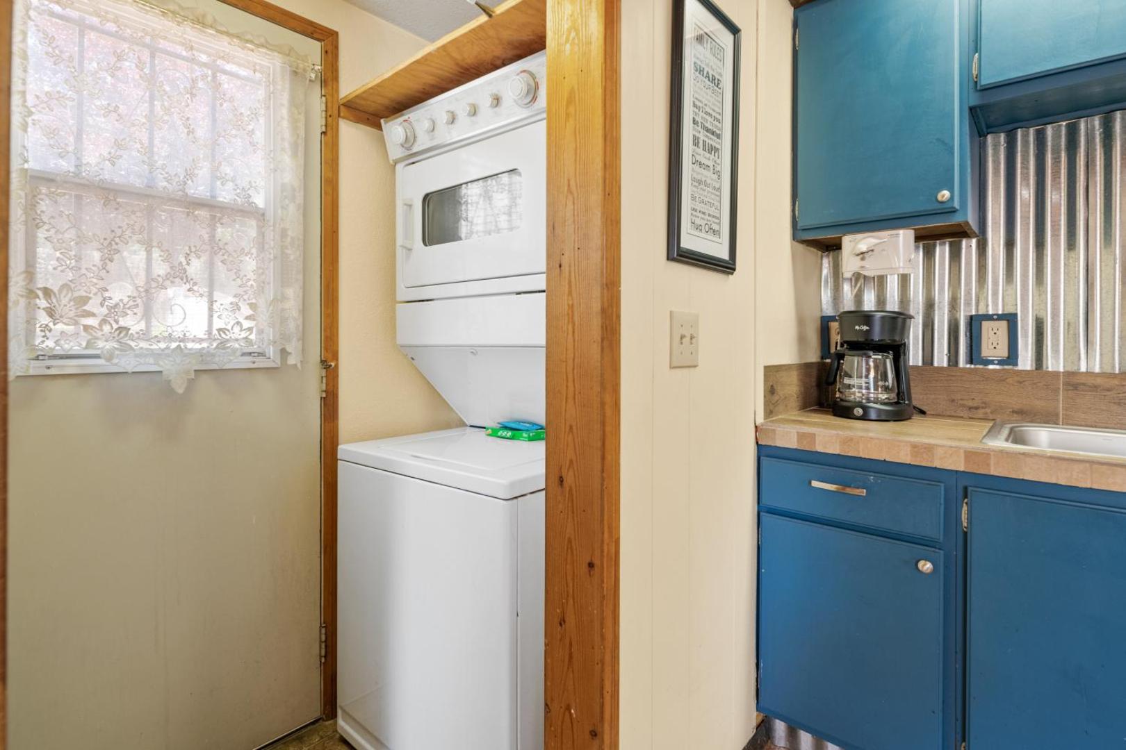 Fotografie 9: Cabin in the Pines - A cozy home among the pines with hot tub, BBQ, fenced yard!