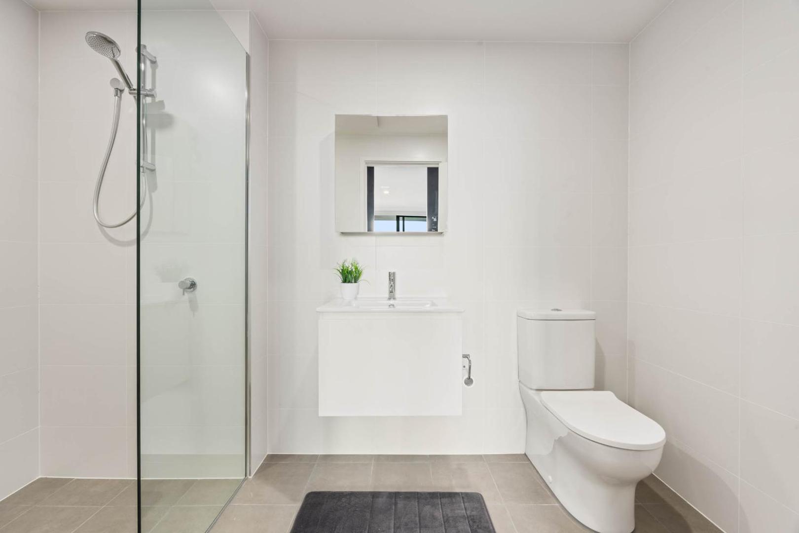 Фотография 9: Spacious & Open 2 bd 2bth Unit in Canberra City