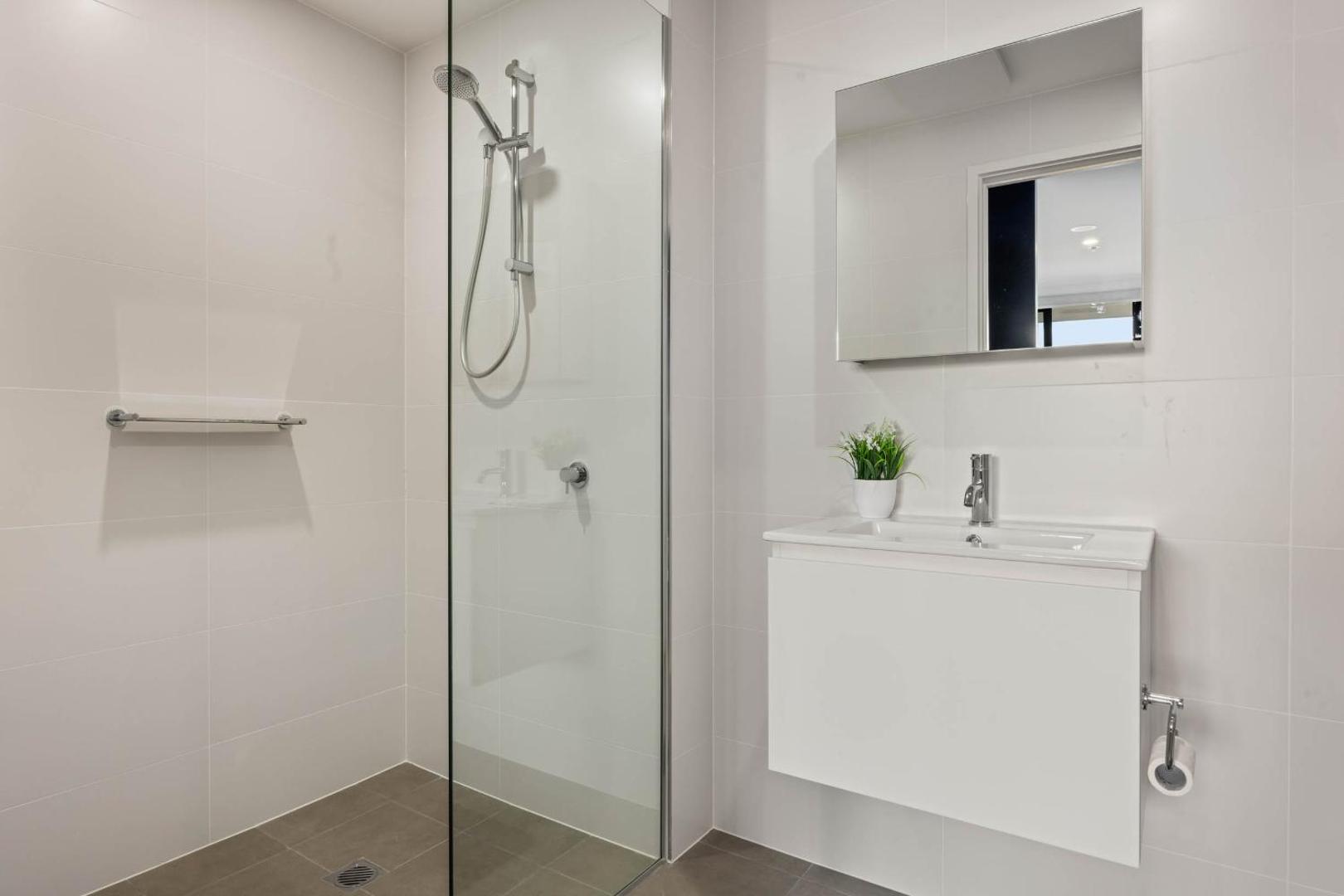 Фотография 10: Spacious & Open 2 bd 2bth Unit in Canberra City