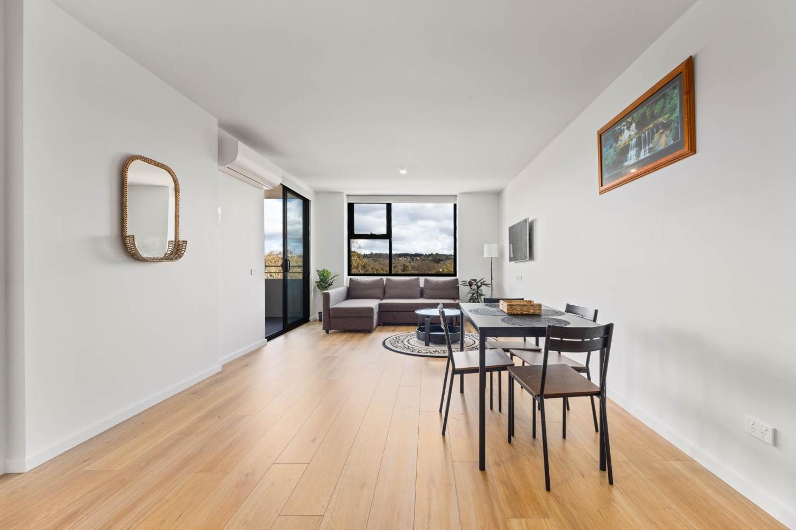 Фотография 4: Spacious & Open 2 bd 2bth Unit in Canberra City