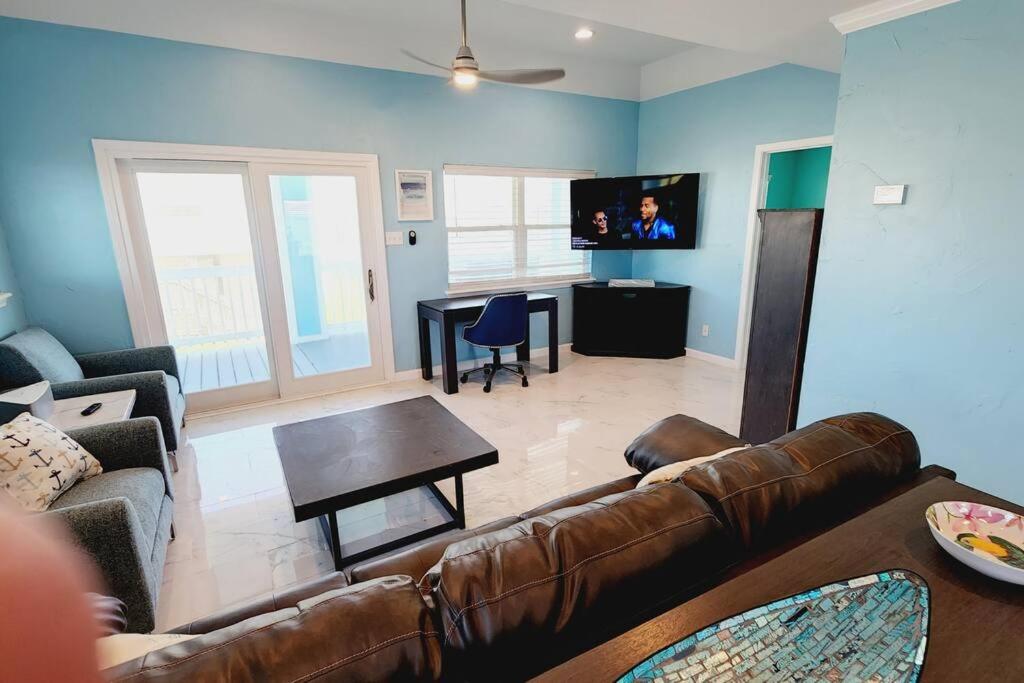 Billede 8: Acapulco - Upstairs Beachview Beauty 50 steps to a private beach! BYOT