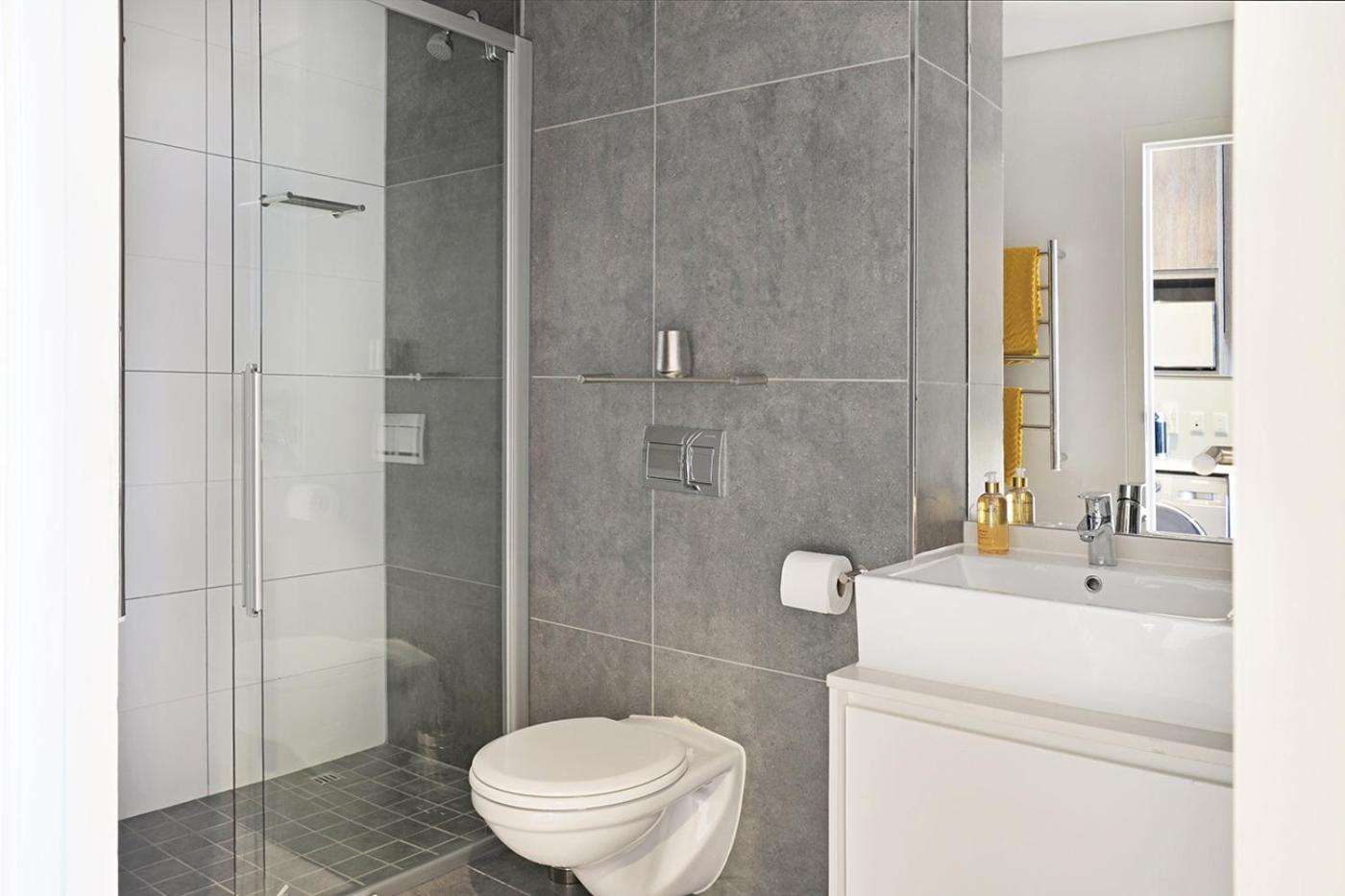 Kuva 6: Ruby - Designer Apartment with City, Mountain, Ocean views.