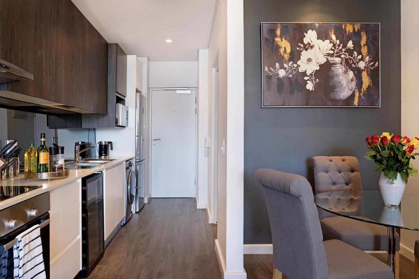 Kuva 7: Ruby - Designer Apartment with City, Mountain, Ocean views.