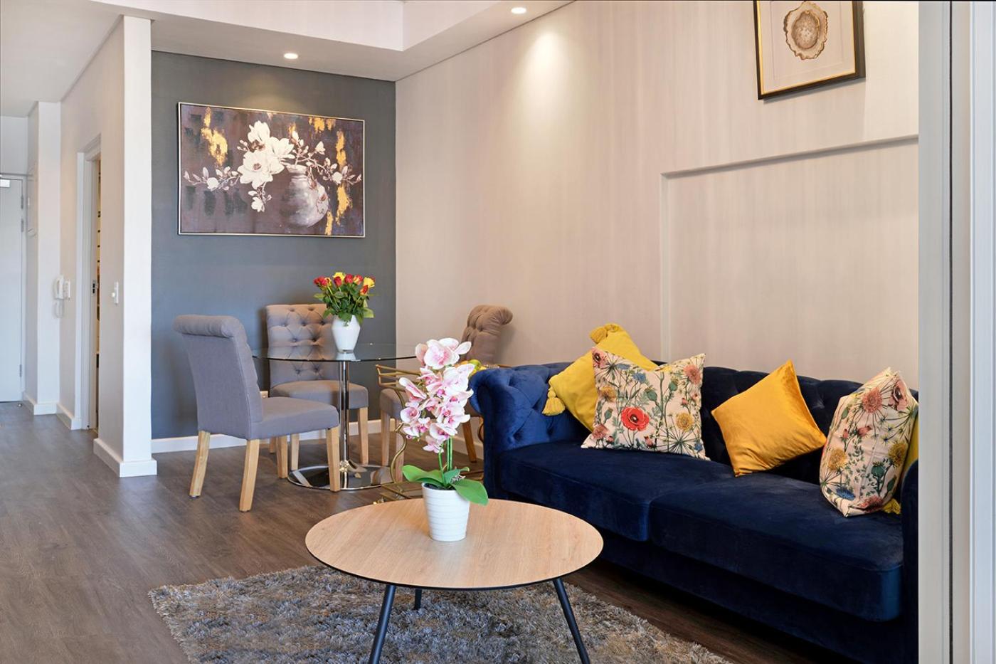 Kuva 10: Ruby - Designer Apartment with City, Mountain, Ocean views.