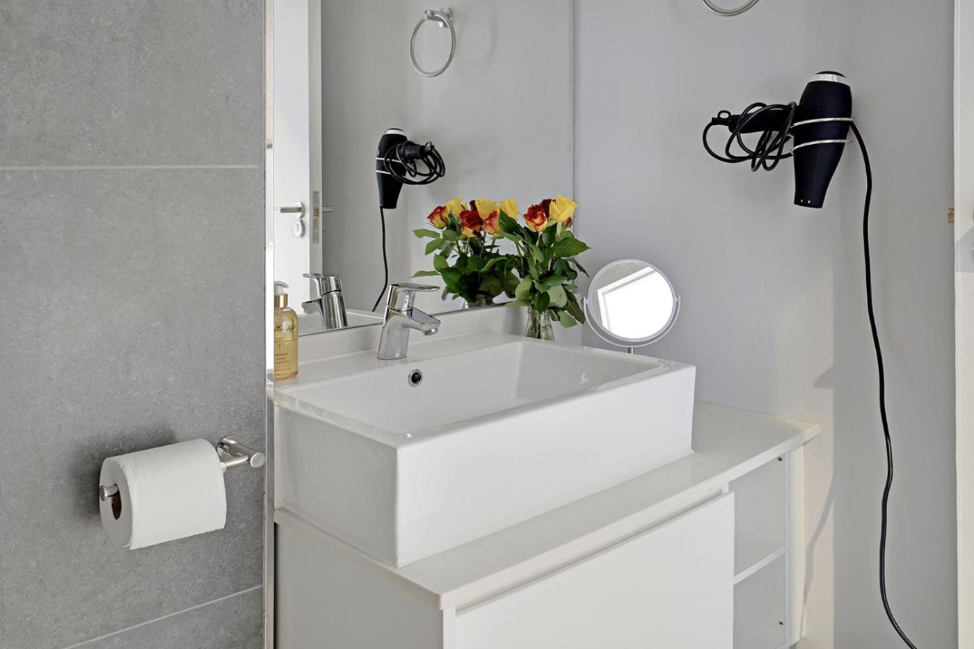 Kuva 2: Ruby - Designer Apartment with City, Mountain, Ocean views.