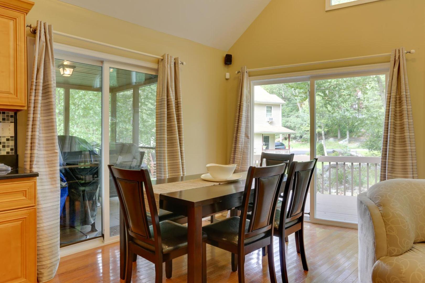 Foto 6: Pools, Hot Tub and More Bushkill Mountain Getaway!