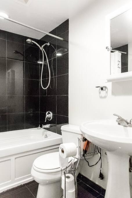 Fotografie 2: Spacious & Stylish Home at the heart of Wicker Park