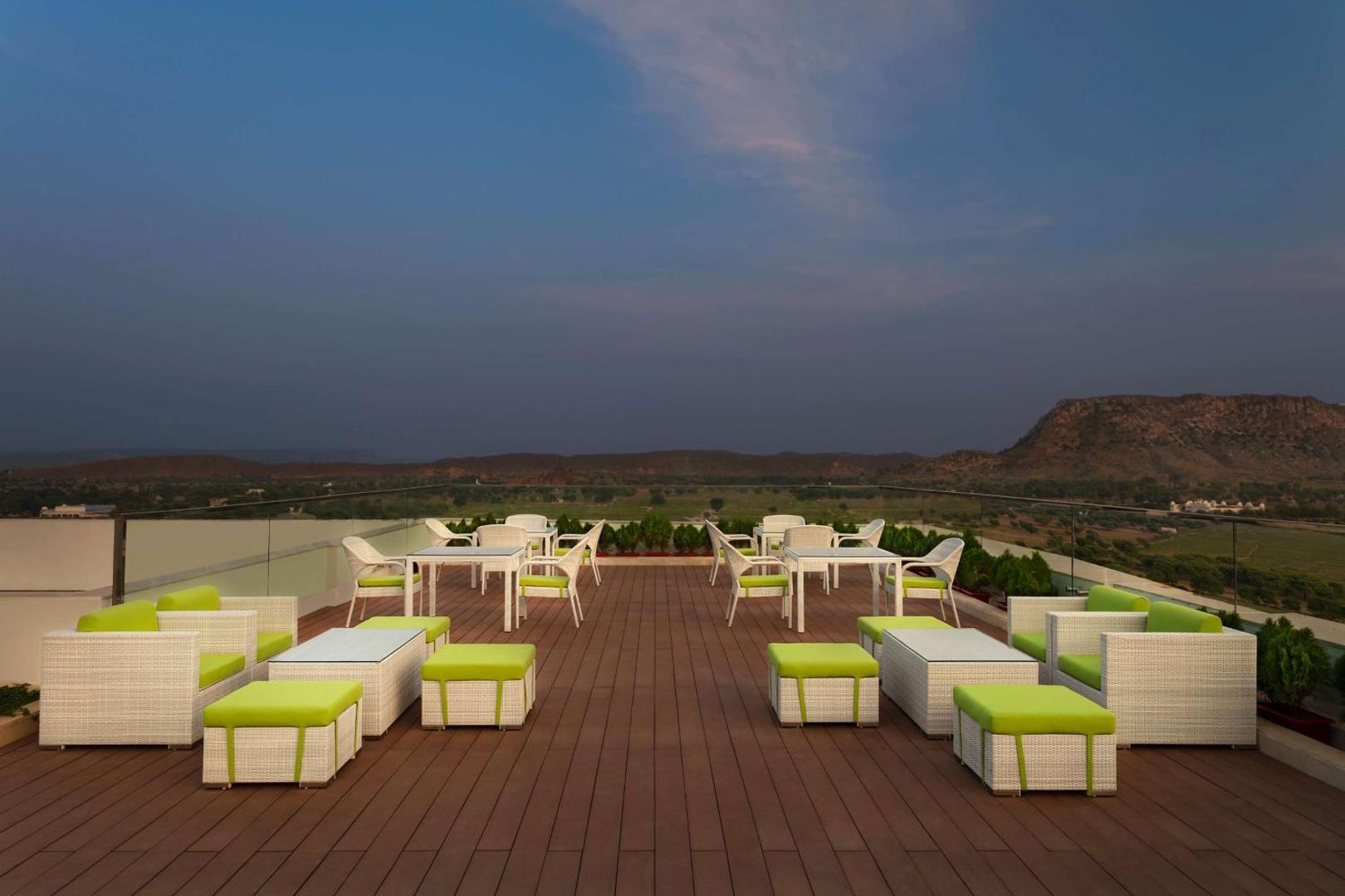 Фотография 8: DoubleTree By Hilton Jaipur Amer