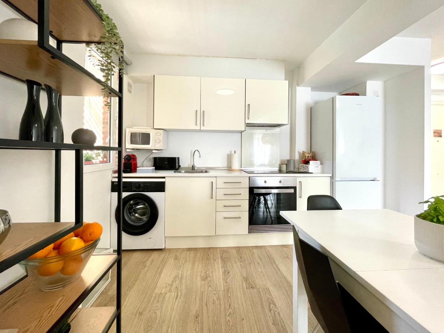 SPACIOUS, SUNNY FLAT BY CITY OF ARTS & SCIENCES的照片2