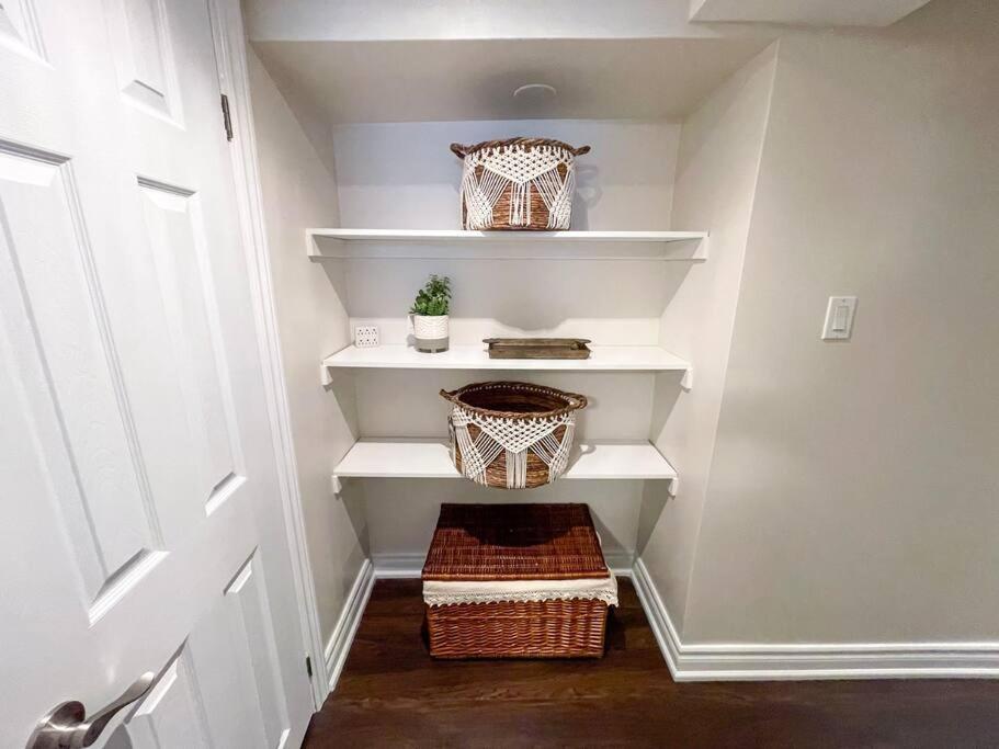 Zdjęcie 2: Spacious & Renovated 1BD Suite w/parking