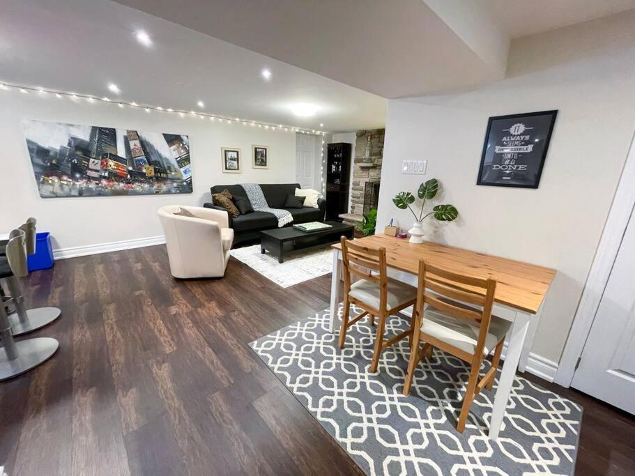 Zdjęcie 4: Spacious & Renovated 1BD Suite w/parking