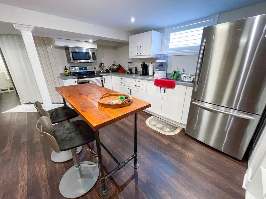 Zdjęcie 6: Spacious & Renovated 1BD Suite w/parking