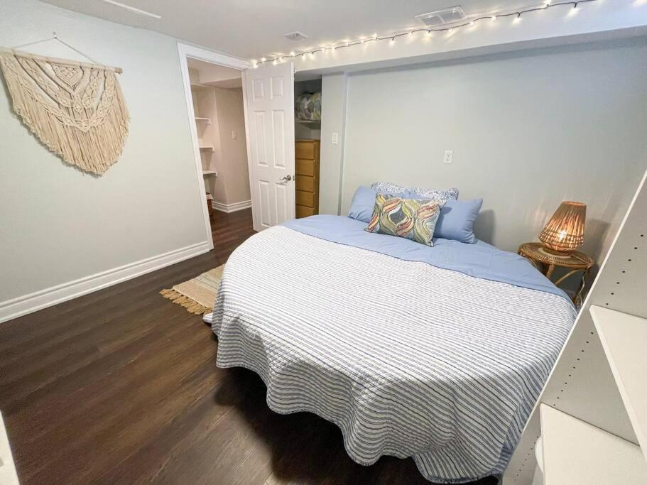 Zdjęcie 7: Spacious & Renovated 1BD Suite w/parking