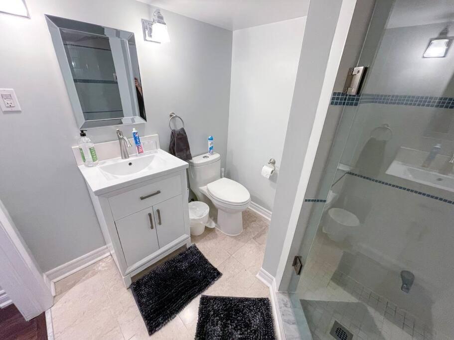 Zdjęcie 8: Spacious & Renovated 1BD Suite w/parking