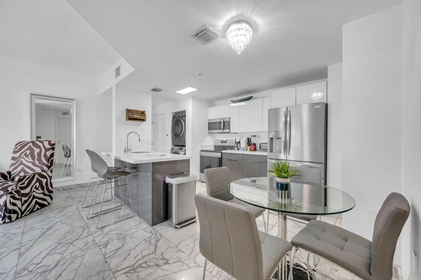 Billede 8: Subtle 2 Bed in Edgewater near Downtown With Free Parking