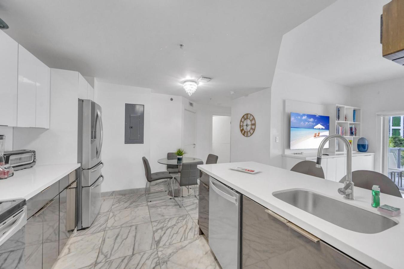 Billede 6: Subtle 2 Bed in Edgewater near Downtown With Free Parking