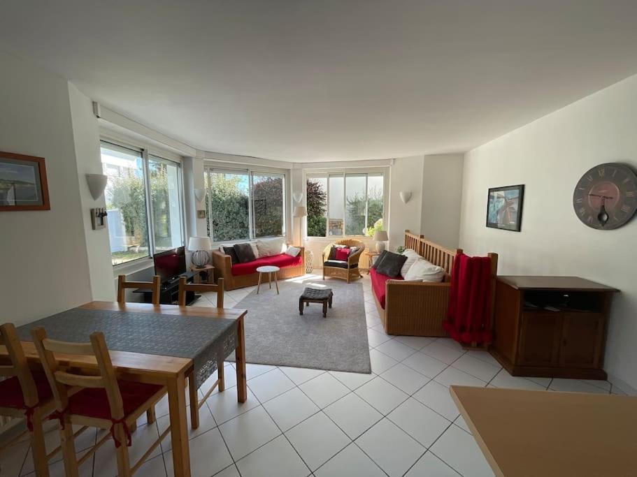 Photo 3 : Flat in a unique location 30 m from the beach with terrace and garden