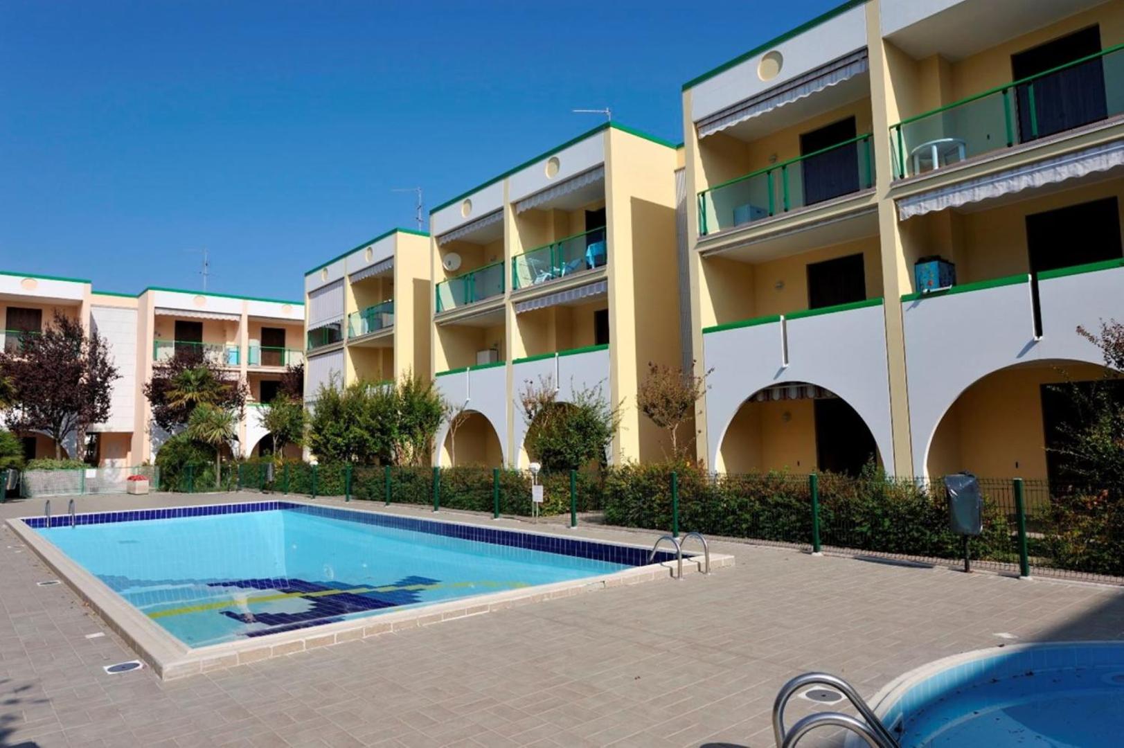 Photo 3 : Flat with a lovely poolside garden with bbq