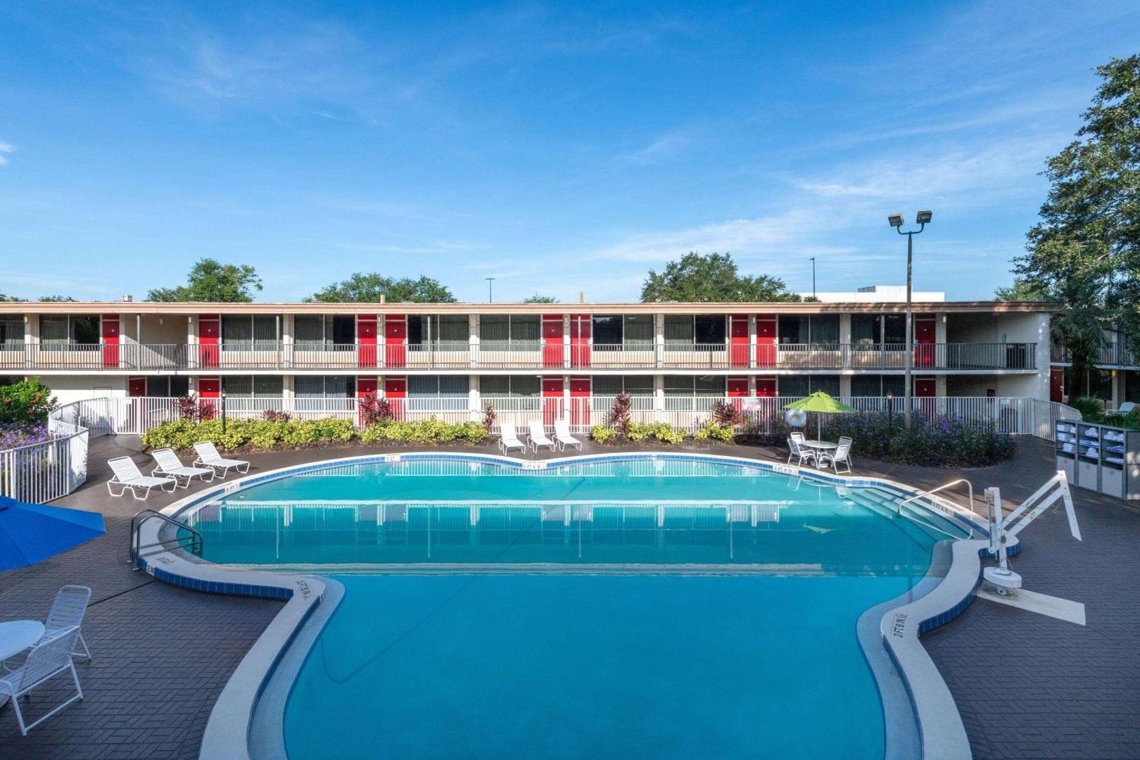 Foto 4: Ramada by Wyndham Kissimmee Gateway - Free Theme Park Shuttle