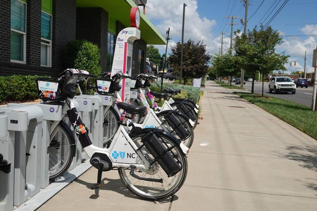 Zdjęcie 10: Convenient - KING Bed Apartment - Heart of Plaza