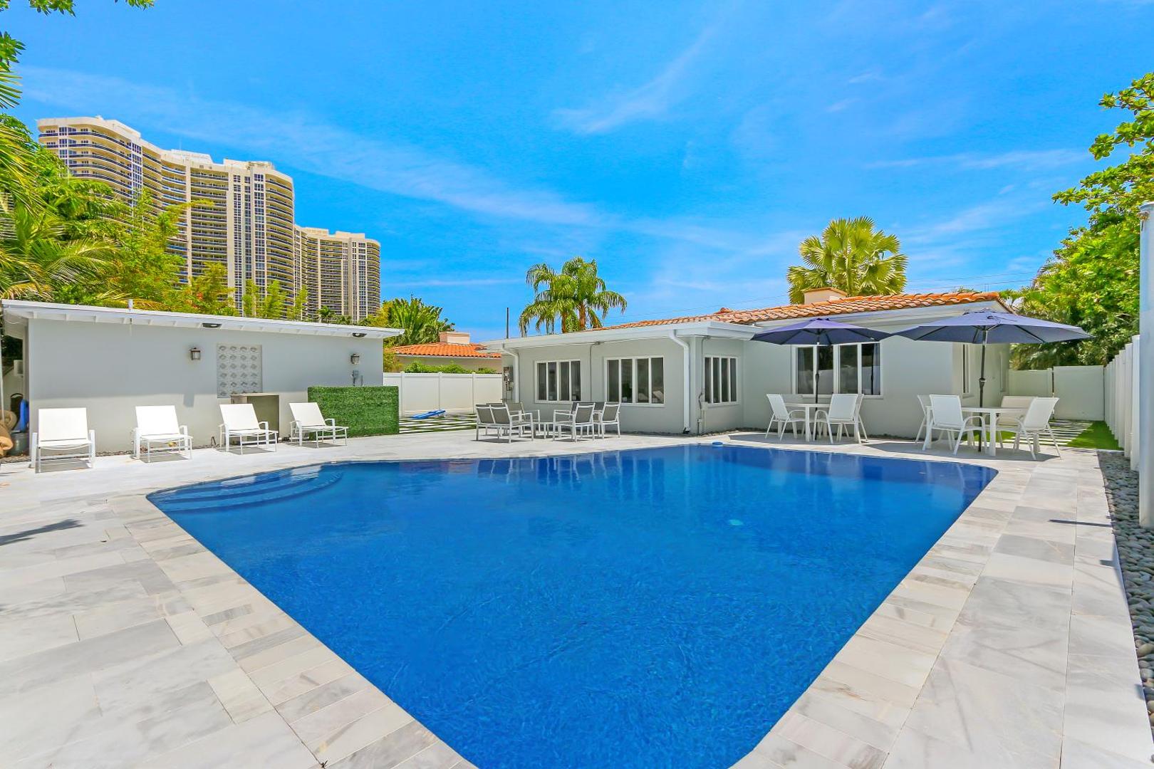 Bild 4: Pool, game room, near beach