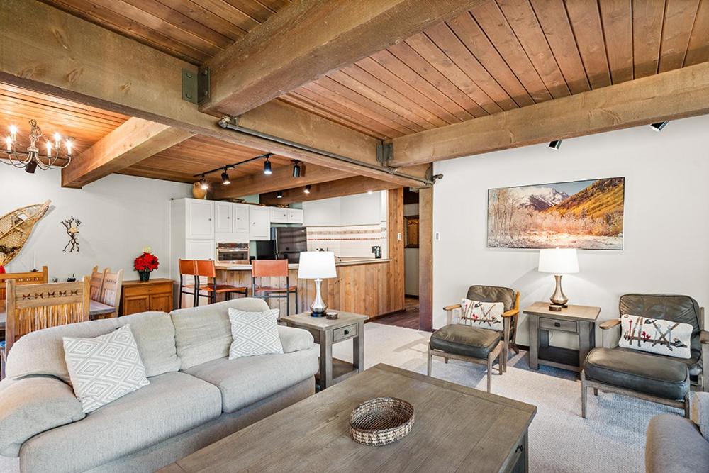Foto 4: Enclave 208, Snowmass Ski-In/Ski-Out Condo w/Shared Pool/Hot Tub/WiFi
