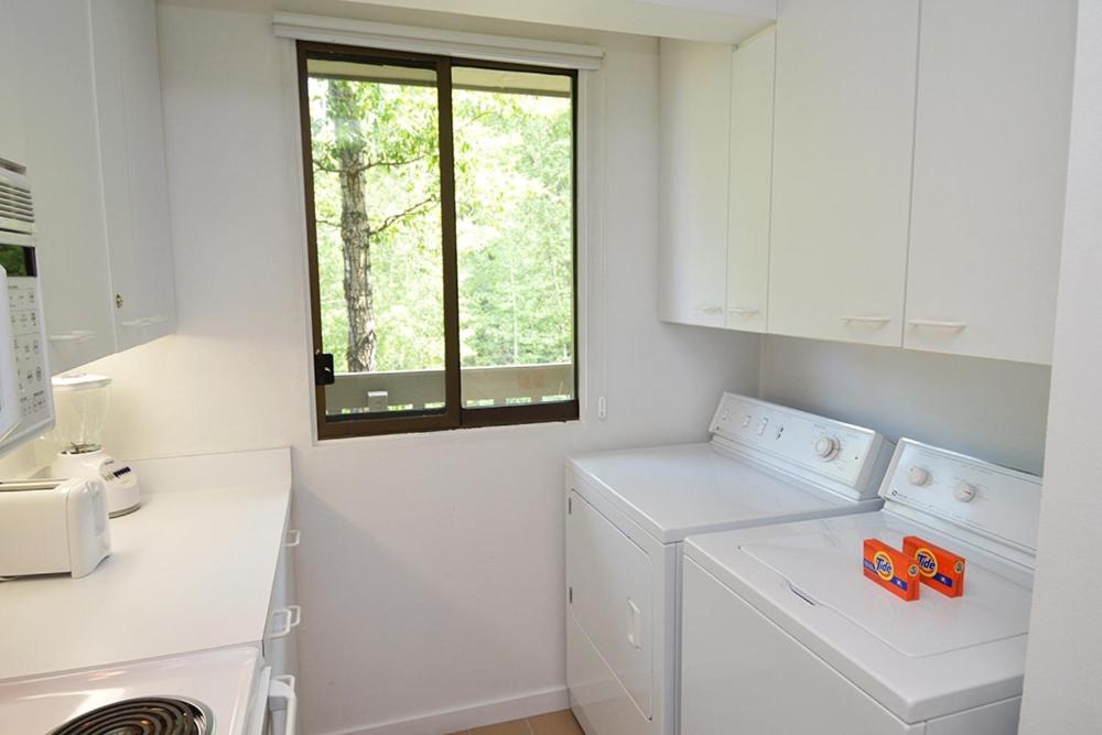 Billede 4: Riverview Unit 8, All the Essentials Riverside Condo with Access to Pool & Hot Tub