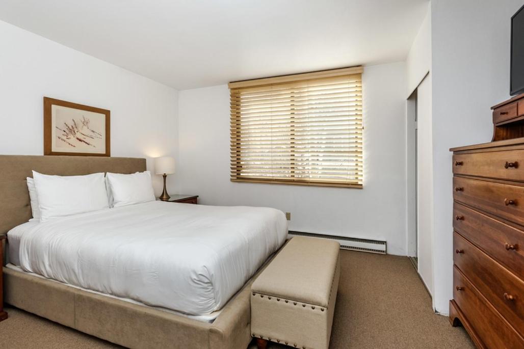 Billede 7: Riverview Unit 8, All the Essentials Riverside Condo with Access to Pool & Hot Tub