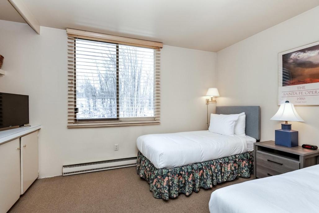 Billede 9: Riverview Unit 8, All the Essentials Riverside Condo with Access to Pool & Hot Tub
