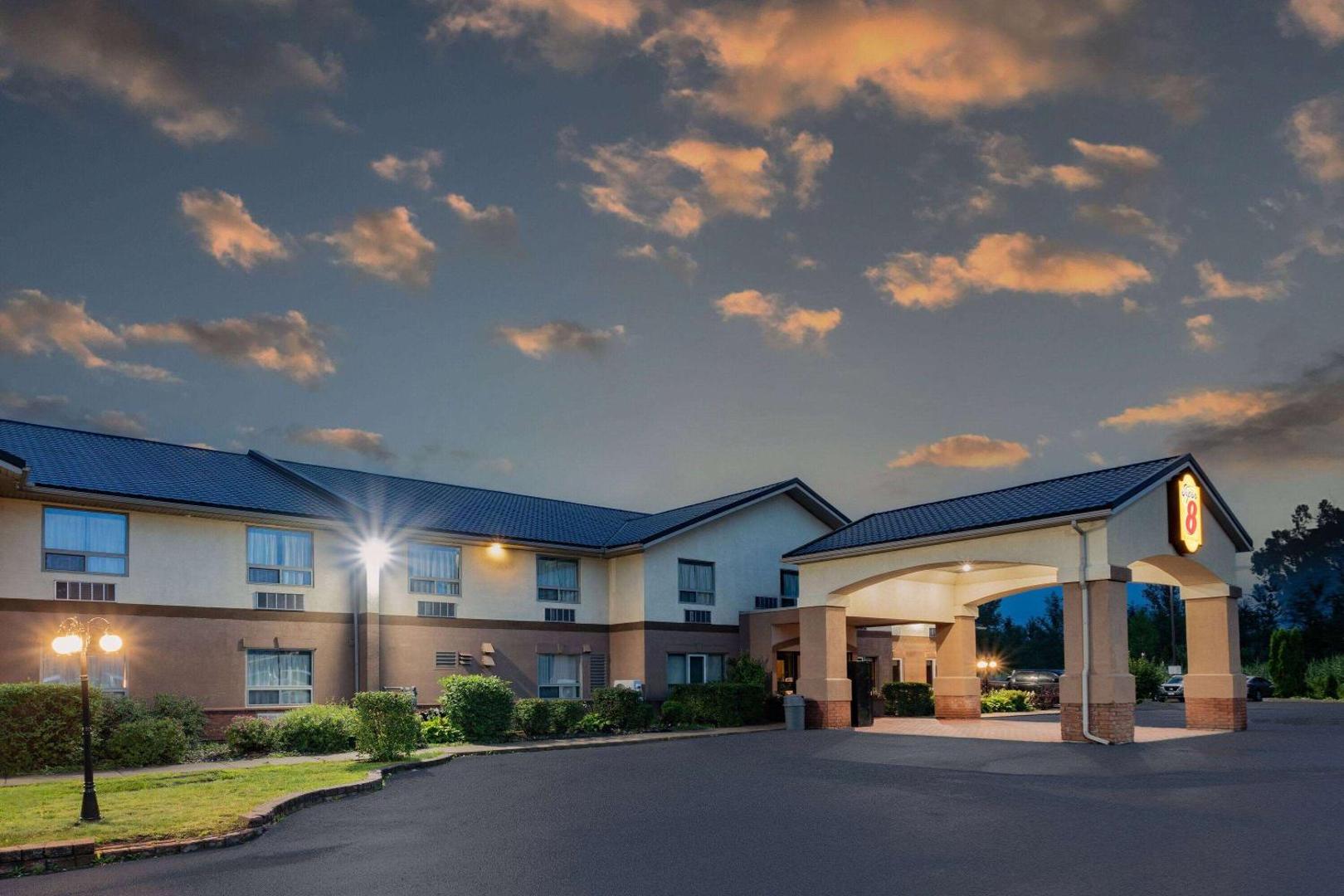 Фотография 7: Super 8 by Wyndham Cornwall ON