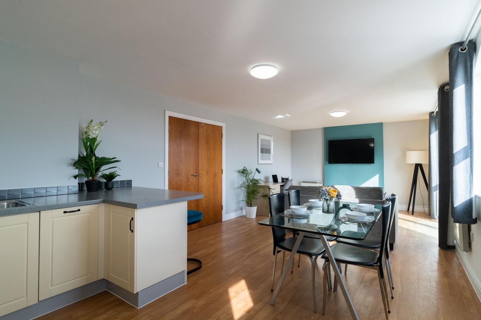 Kuva 4: Cotels The Millhouse Corporate Apartments - PRIVATE APARTMENT BUILDINGS - GATED ENTRANCE - PARKING - WORK DESK