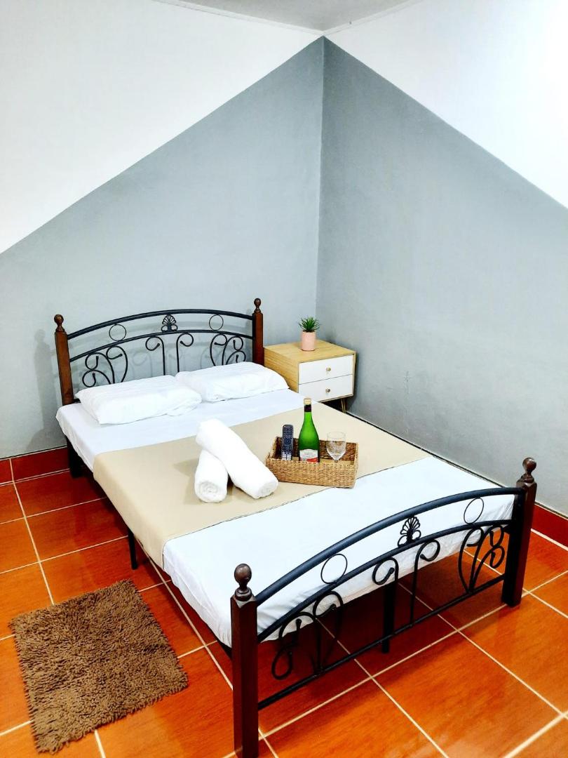 Foto 5: Studio type unit - Host Homes Apitong