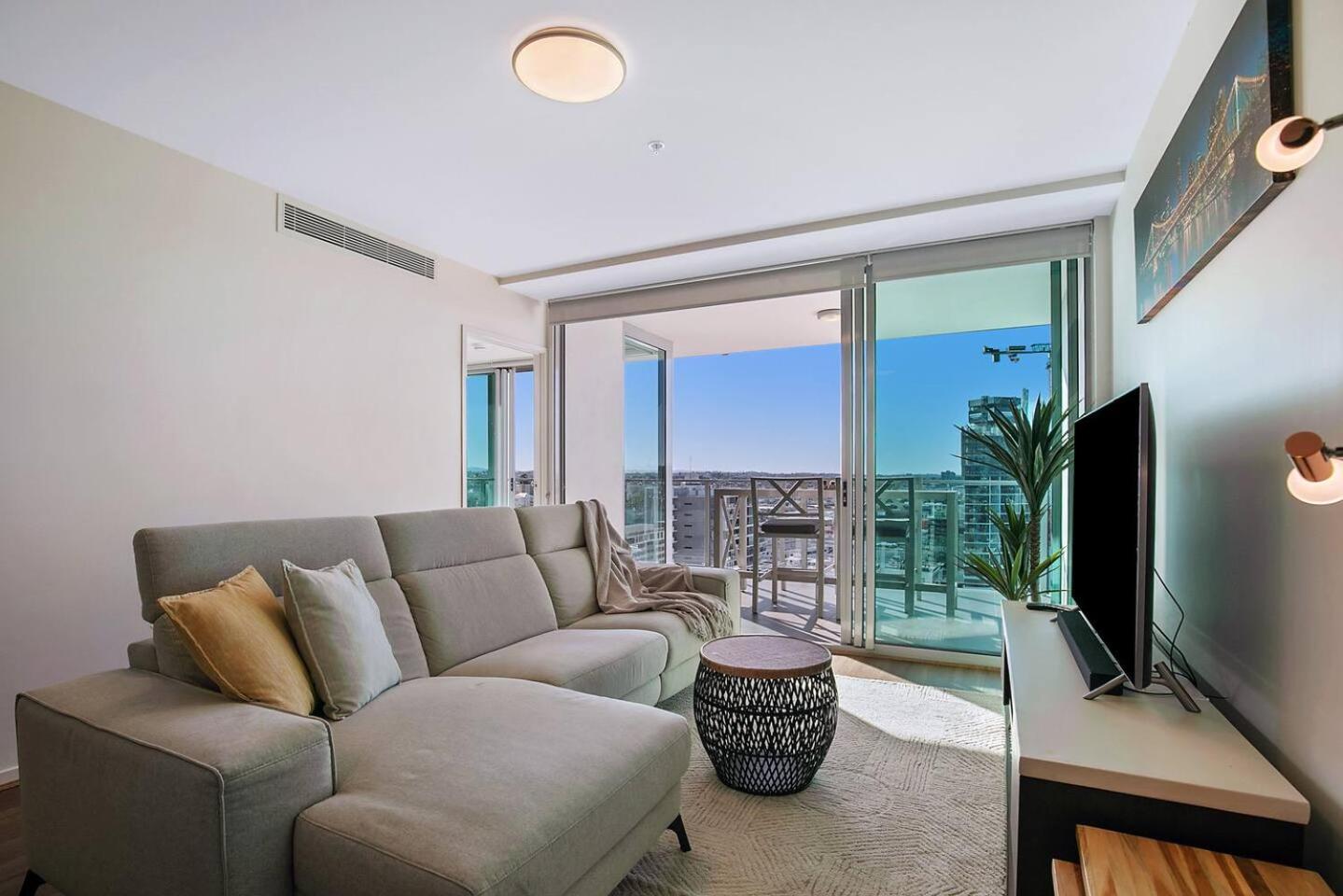 Φωτογραφία 2: Fall in Love with Waterfront Resort-style Living